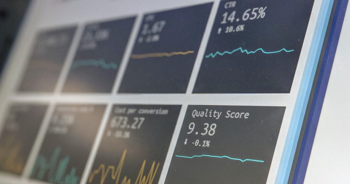 Gráfico de barras comparando duas variantes de landing page, com dados de A/B testing e estatísticas de conversão para decisão.
