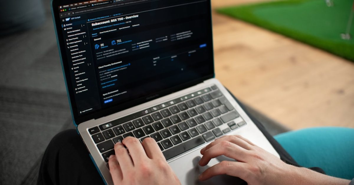 Uma pessoa a interagir com um dashboard interativo no ecrã de um computador, representando a facilidade do BI self-service para PME.