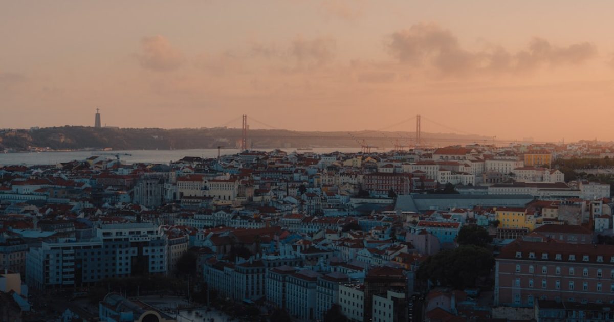 Gráfico comparativo da cloud privada em Portugal e AWS Lisbon Region, com ênfase em latência, RGPD e suporte local.