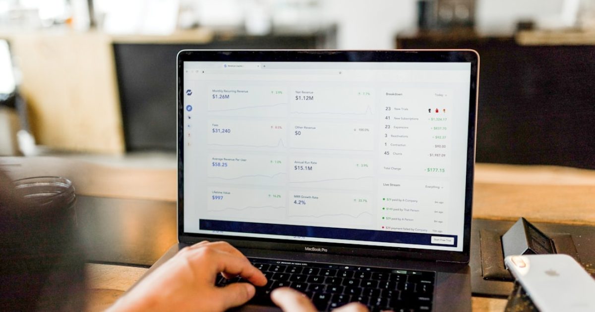 Gráfico de dados digitais do Google Analytics 4 com setas a indicar crescimento e uma lupa a focar em métricas chave, simbolizando análise de negócios para PME e decisões informadas.