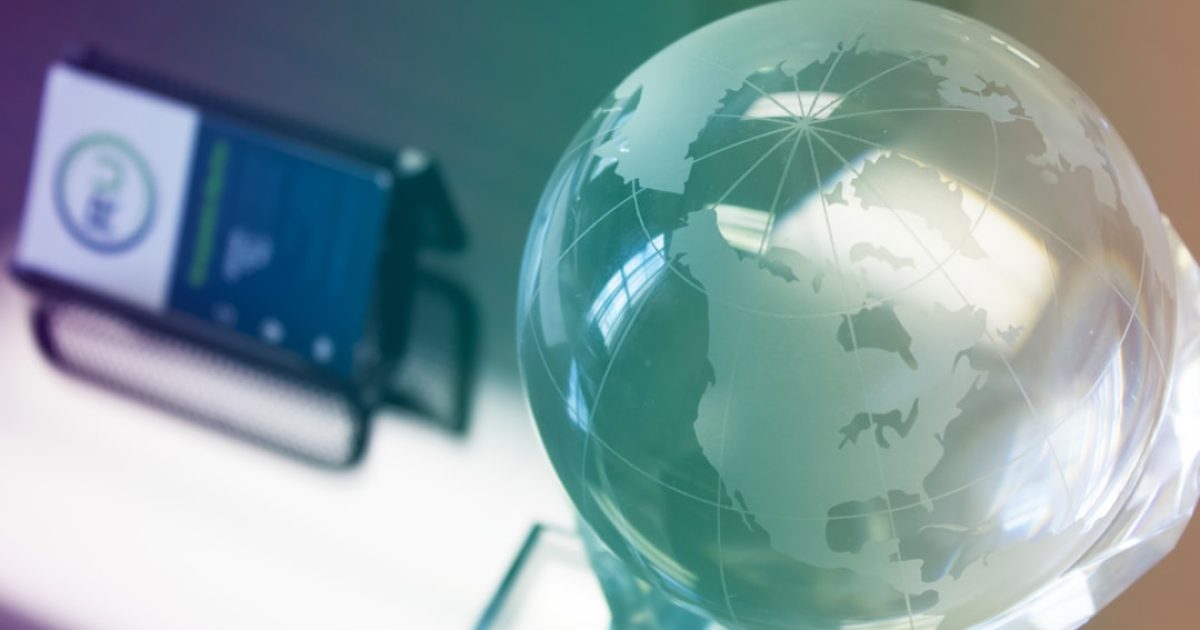 Mãos a segurar um globo digital com a extensão .pt em destaque, simbolizando a história e gestão do domínio português