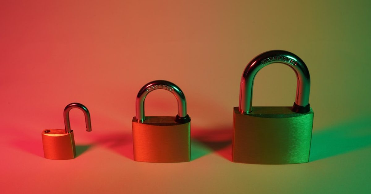 Um cadeado digital a brilhar, simbolizando a segurança da conexão HTTPS e o processo de handshake TLS a proteger dados online.