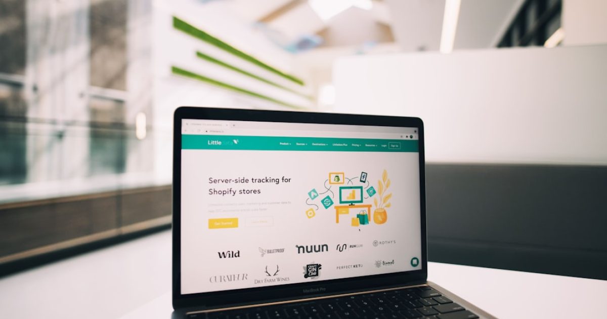 Mãos a trabalhar num portátil, com ecrã a mostrar software de faturação Moloni e documentos de IVA, num ambiente de escritório moderno em Portugal.